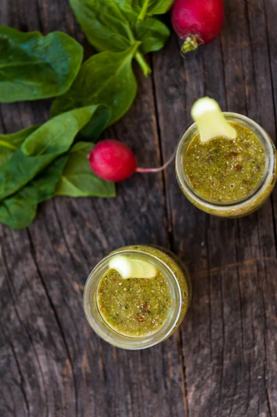 Jus de légumes verts dans des verres — Photo