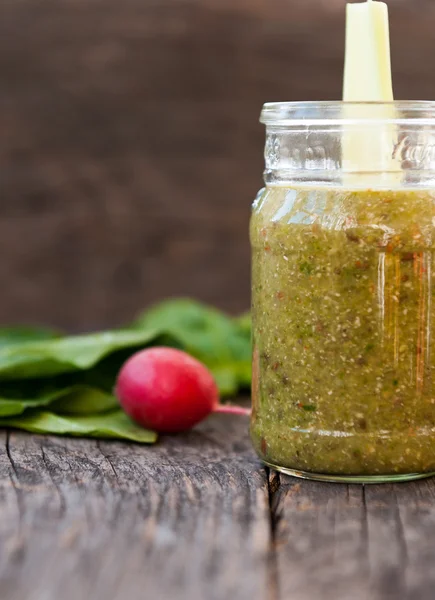 Grüner Gemüsesaft im Glas — Stockfoto