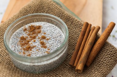 Chia puding tarçın ile