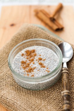 Chia puding tarçın ile