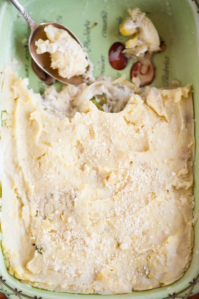 Gebakken aardappelen met kaas en broccoli — Stockfoto