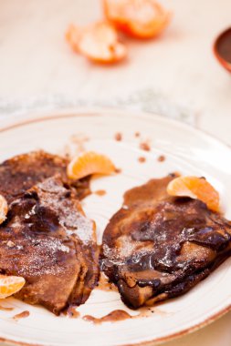 Portakal ve çikolata şurubu ile çikolatalı kek