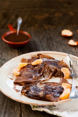 Portakal ve çikolata şurubu ile çikolatalı kek