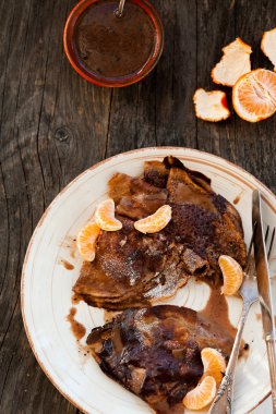 Portakal ve çikolata şurubu ile çikolatalı kek