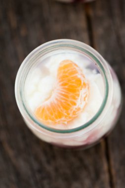 Yaban mersini ve turuncu gözlük ile yoğurt