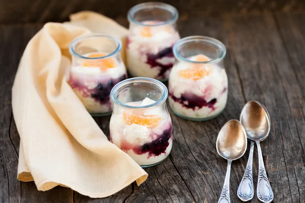 Yogurt dengan blueberry dan orange dengan kacamata — Stok Foto