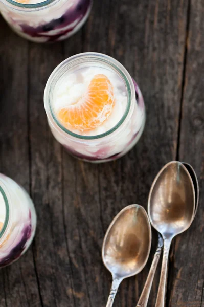 Yogurt dengan blueberry dan orange dengan kacamata — Stok Foto