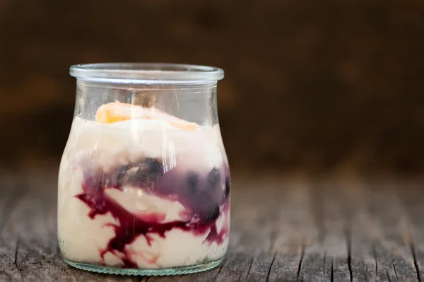 Yogurt with blueberries and orange in glasses — Stock Photo, Image