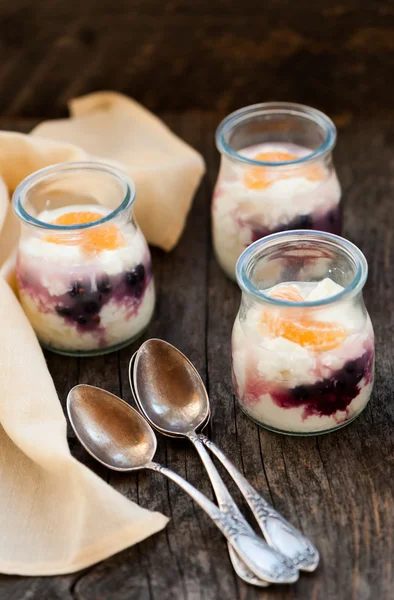 Yogurt dengan blueberry dan orange dengan kacamata — Stok Foto