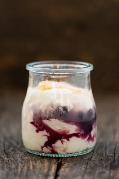 Yogurt with blueberries and orange in glasses — Stock Photo, Image