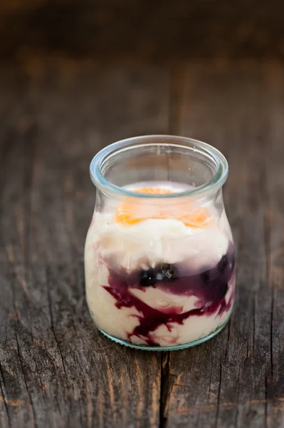 Yogurt with blueberries and orange in glasses — Stock Photo, Image