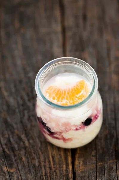Yogur con arándanos y naranja en vasos —  Fotos de Stock