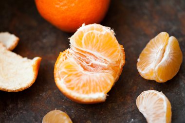 Metal bir tepsi üzerinde taze clementines