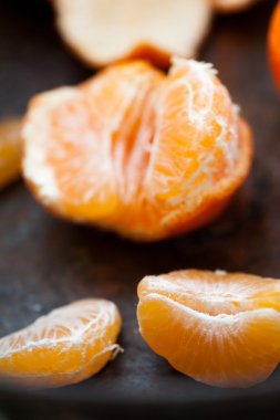 Metal bir tepsi üzerinde taze clementines