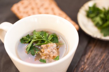 Çorba köfte ve maydanoz ile