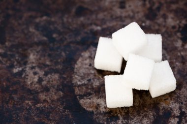 Siyah bir zemin üzerine şeker yakın çekim