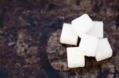 Siyah bir zemin üzerine şeker yakın çekim