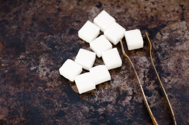 Siyah bir zemin üzerine şeker yakın çekim