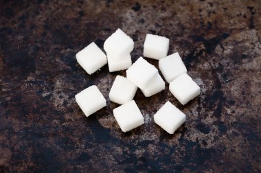 Siyah bir zemin üzerine şeker yakın çekim