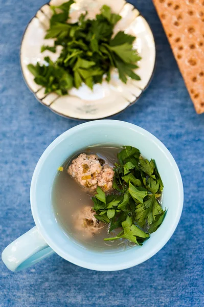 Suppe mit Fleischbällchen und Petersilie — Stockfoto