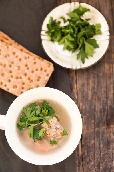 Suppe mit Fleischbällchen und Petersilie — Stockfoto