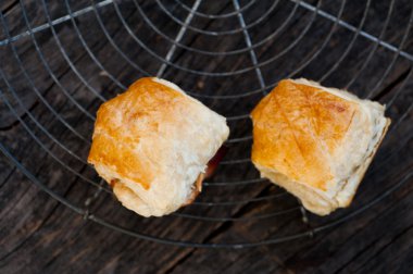 Pasta rulo sosis ve peynir ile