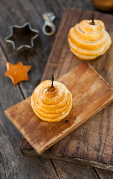 Birne im Weihnachtsgebäck gebacken — Stockfoto