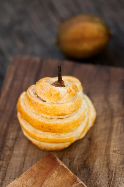 Birne im Weihnachtsgebäck gebacken — Stockfoto