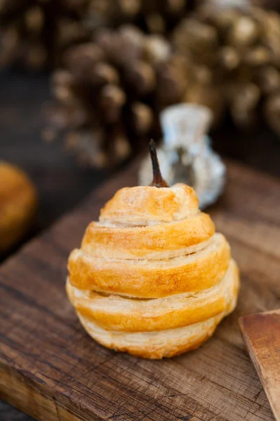 Birne im Weihnachtsgebäck gebacken — Stockfoto