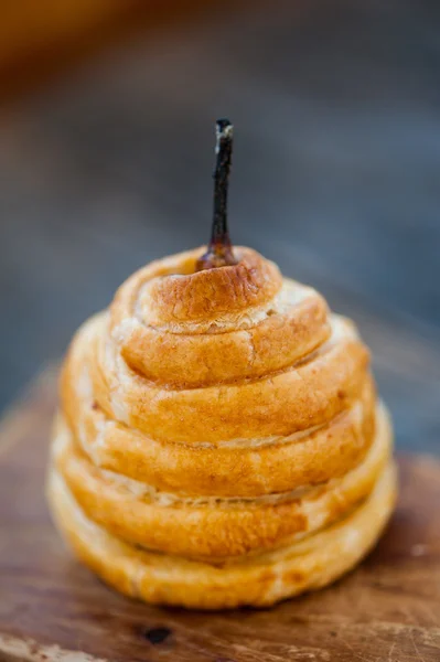 Birne im Weihnachtsgebäck gebacken — Stockfoto