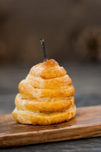 Birne im Weihnachtsgebäck gebacken — Stockfoto