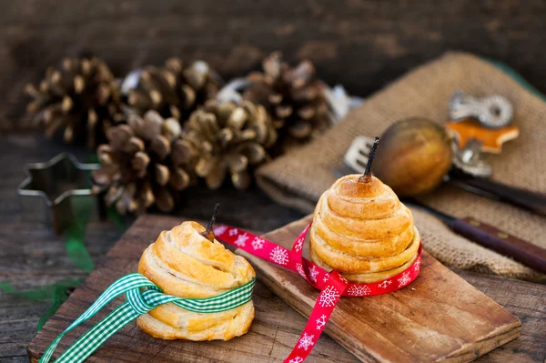 Birne im Weihnachtsgebäck gebacken — Stockfoto