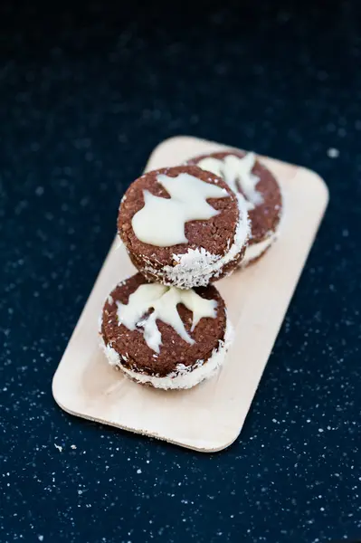 Biscoitos de sanduíche com chocolate paraNatal — Fotografia de Stock