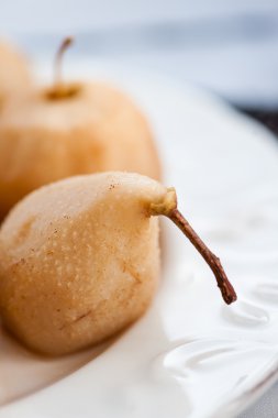 Armut ve elma kırmızı şarapta haşlanmış