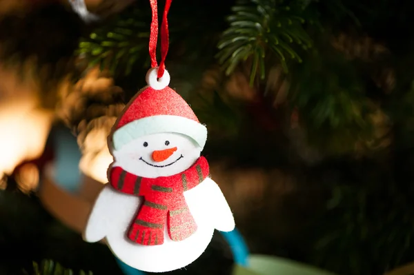 Decoração de boneco de neve em uma árvore de Natal — Fotografia de Stock