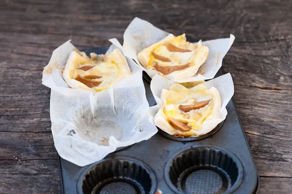 Mini-Torten mit Birnen und Blauschimmelkäse — Stockfoto