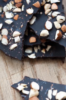 Çiğ vegan ile fındık çikolata