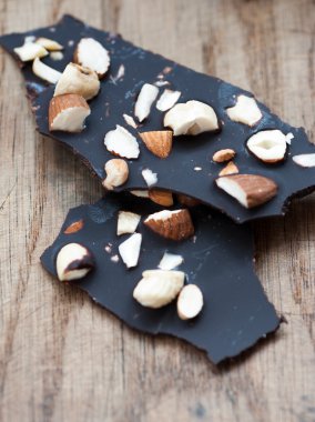 Çiğ vegan ile fındık çikolata