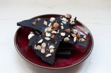 Çiğ vegan ile fındık çikolata