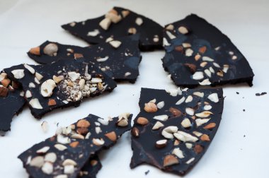 Çiğ vegan ile fındık çikolata