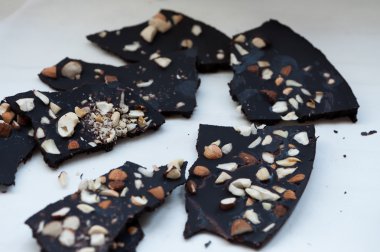 Çiğ vegan ile fındık çikolata