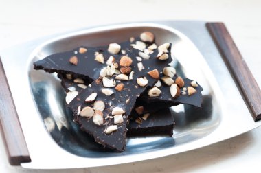 Çiğ vegan ile fındık çikolata