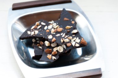 Çiğ vegan ile fındık çikolata