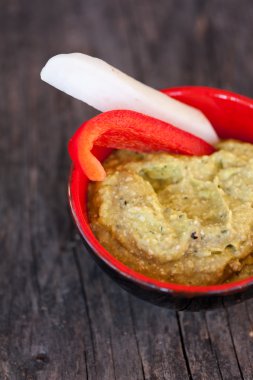 Bir kase içinde avokado dip