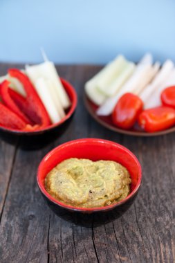 Bir kase içinde avokado dip