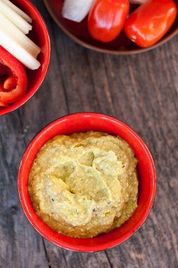 Bir kase içinde avokado dip