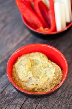 Bir kase içinde avokado dip