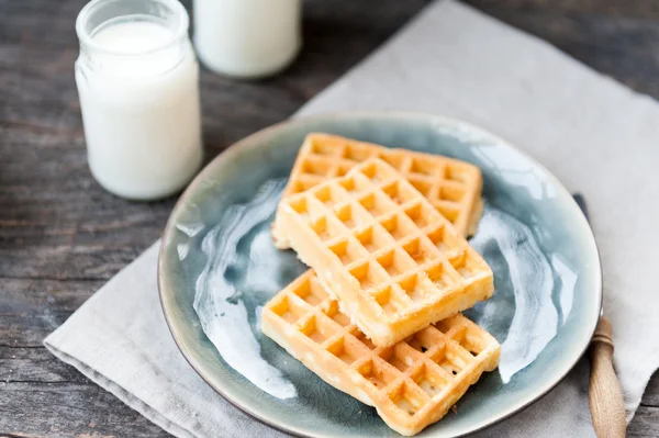 Waffles e leite — Fotografia de Stock