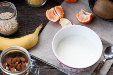 taze meyve ve yoğurt