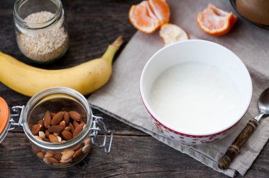 taze meyve ve yoğurt